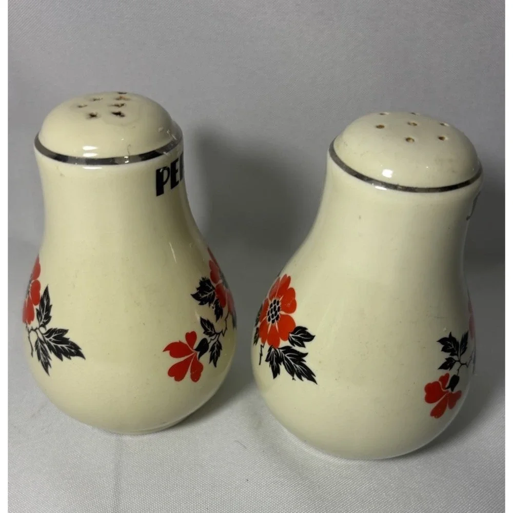 Vintage Hall Kitchenware‎ Orange Poppy Handled Salt & Pepper Shakers